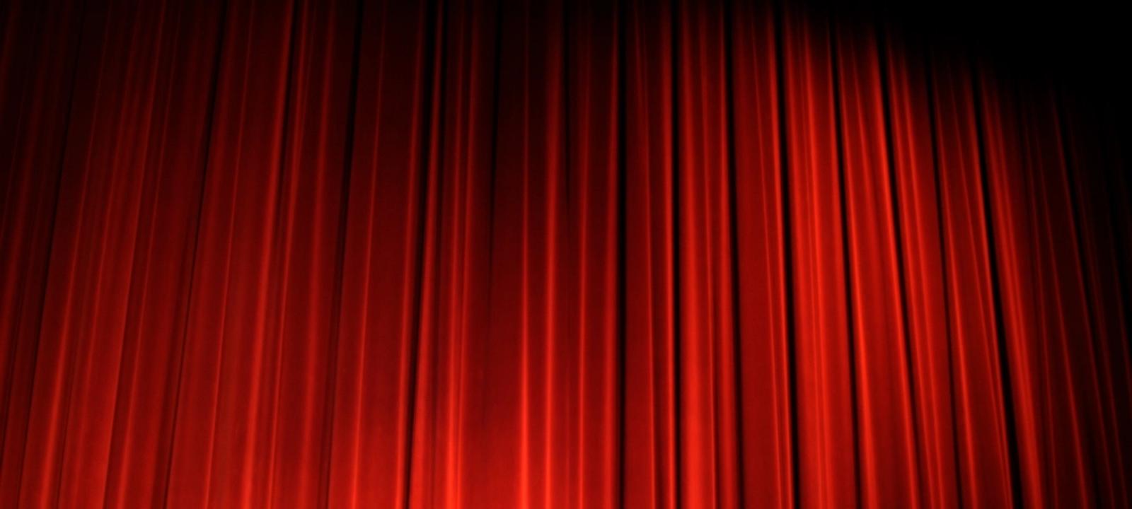 Roter Theatervorhang auf einer Bühne