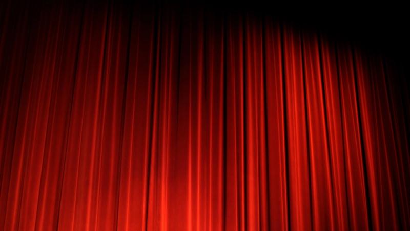 Roter Theatervorhang auf einer Bühne