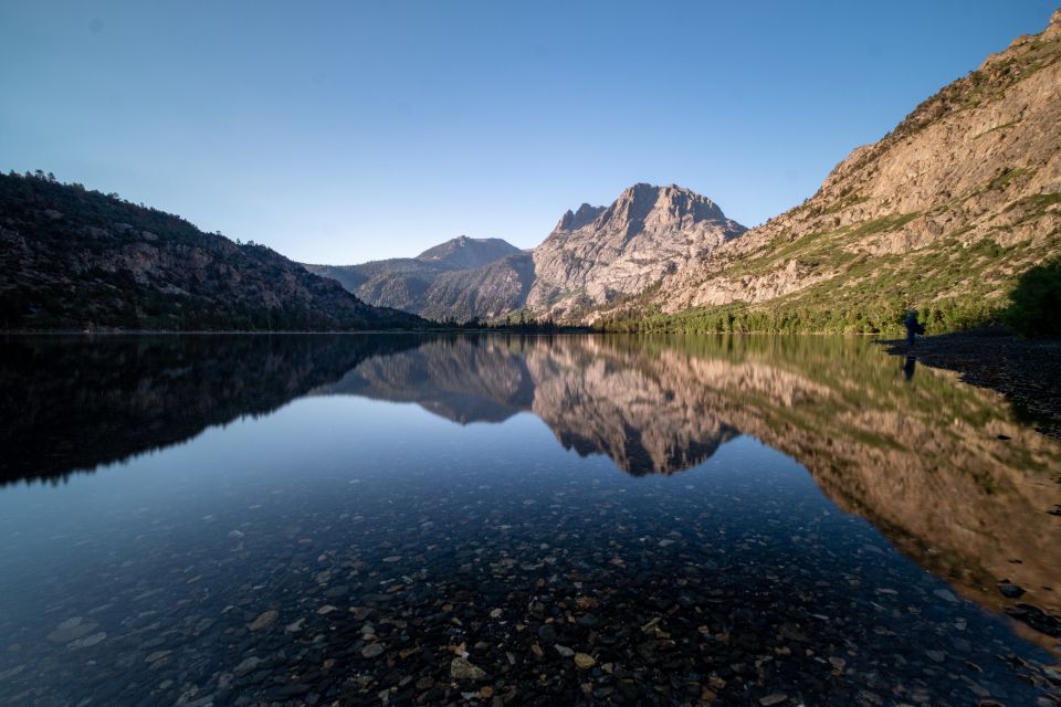 Ruhiger, klarer Bergsee, in dem sich die Berge spiegeln
