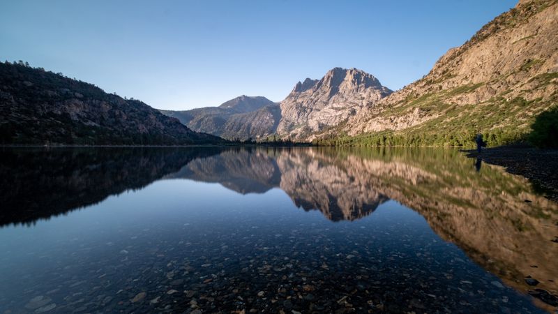 Ruhiger, klarer Bergsee, in dem sich die Berge spiegeln