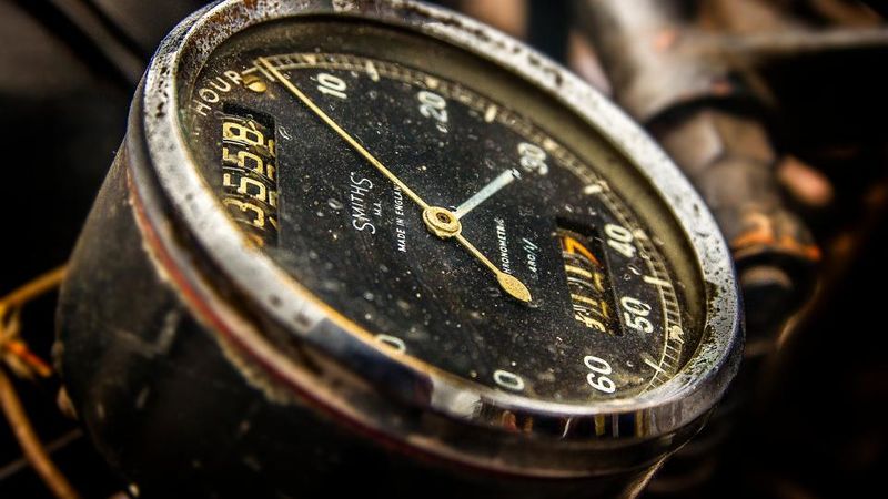 Alte Rundinstrument-Anzeige mit Zeiger und Zahlen von 0 bis 60 in Nahaufnahme