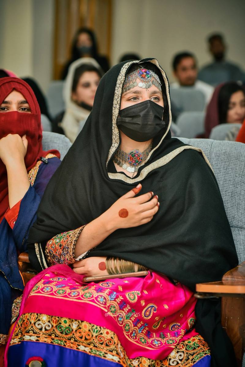 Tácticas de resistencia: Mujeres afganas, lectura clandestina y la mirada occidental feminista