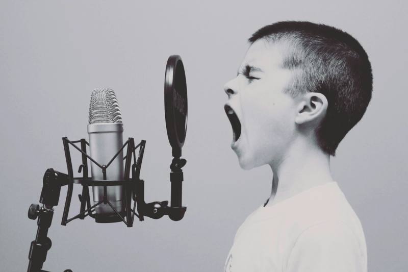 06.10.2025: hiperrealidad vocal sintética como vector simbólico
