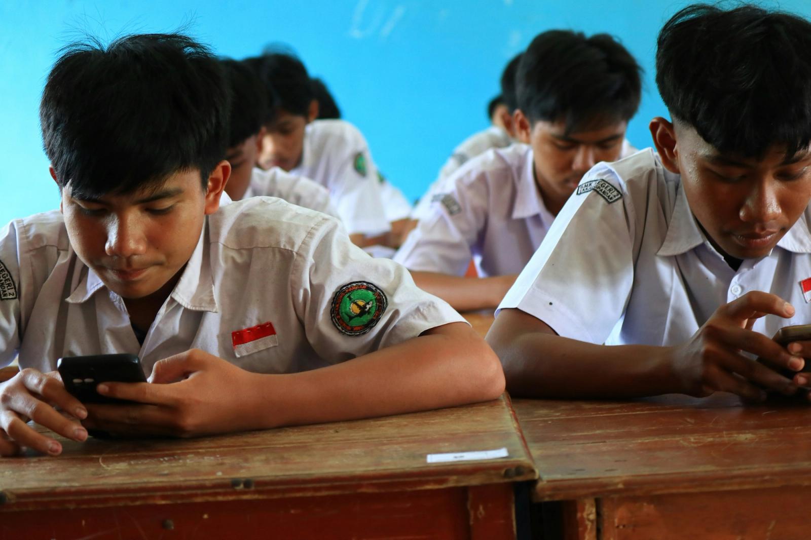 Celulares en escuelas: la infancia que México debe recuperar