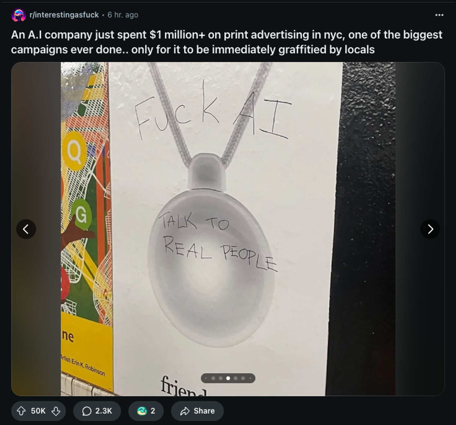 Un anuncio del wearable de Friend.com vandalizado en el metro de Nueva York. Imagen obtenida de X.