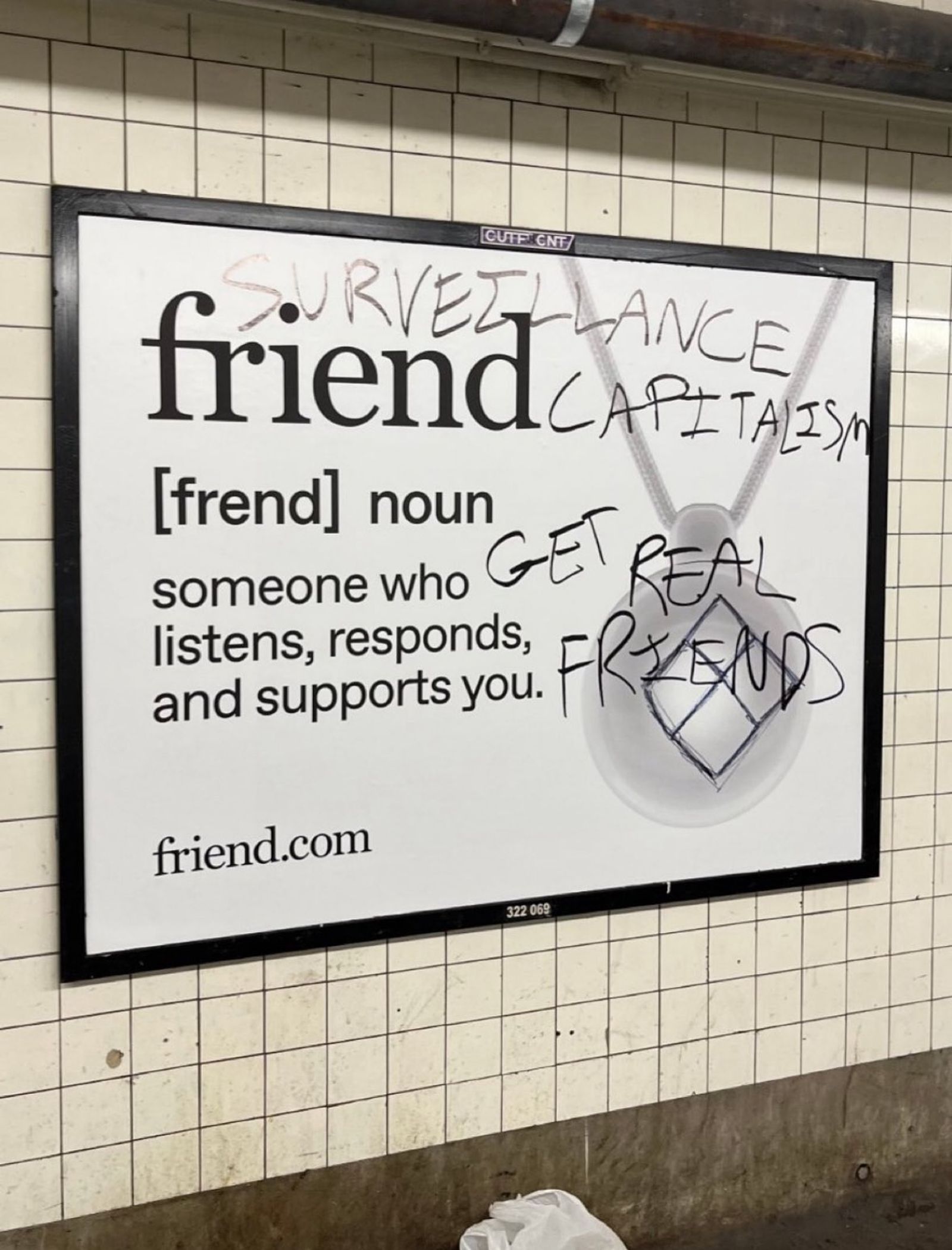 Un anuncio del wearable de Friend.com vandalizado en el metro de Nueva York. Imagen obtenida de X.