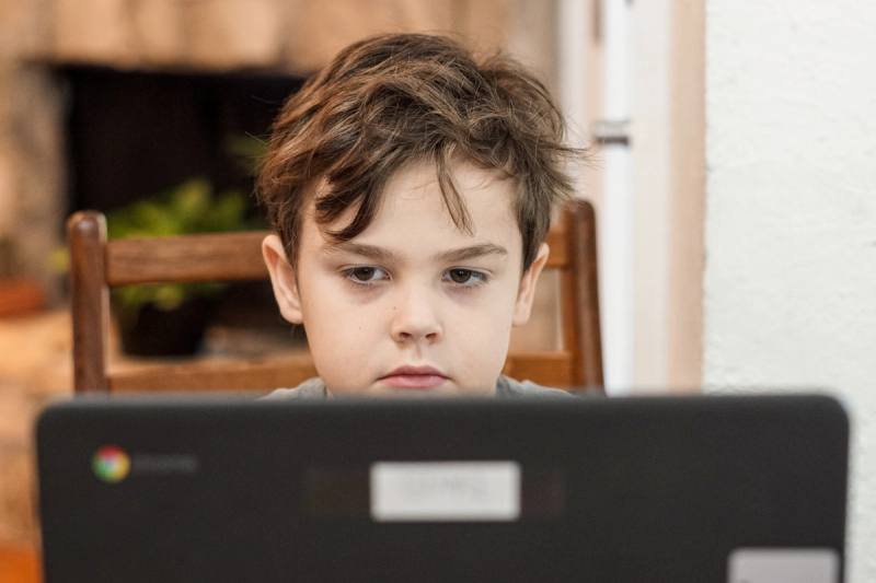 IA contra el aislamiento en educación virtual inclusiva