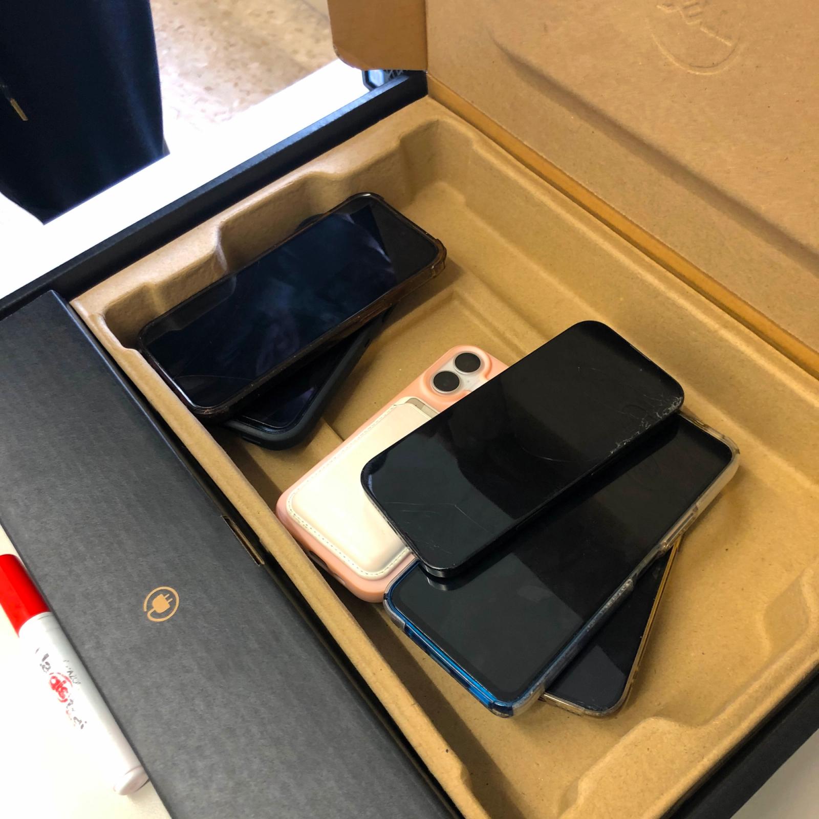 La imagen con los celulares adentro de la "cell box" en el aula de clases mencionada en el texto.  Foto: @EduPortas