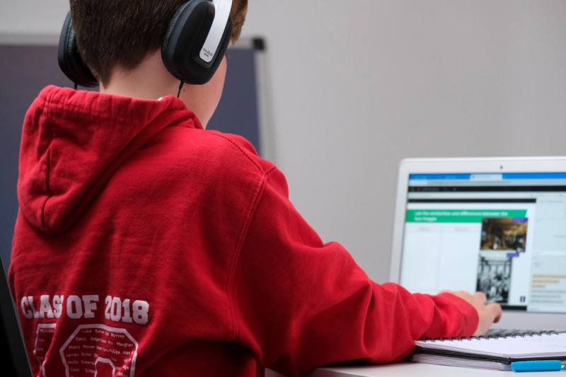 Rediseñar el aula: la educación en tiempos de inteligencia artificial.