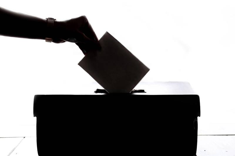 Cuando las máquinas sueñan por nosotros: el poder de los algoritmos en la democracia