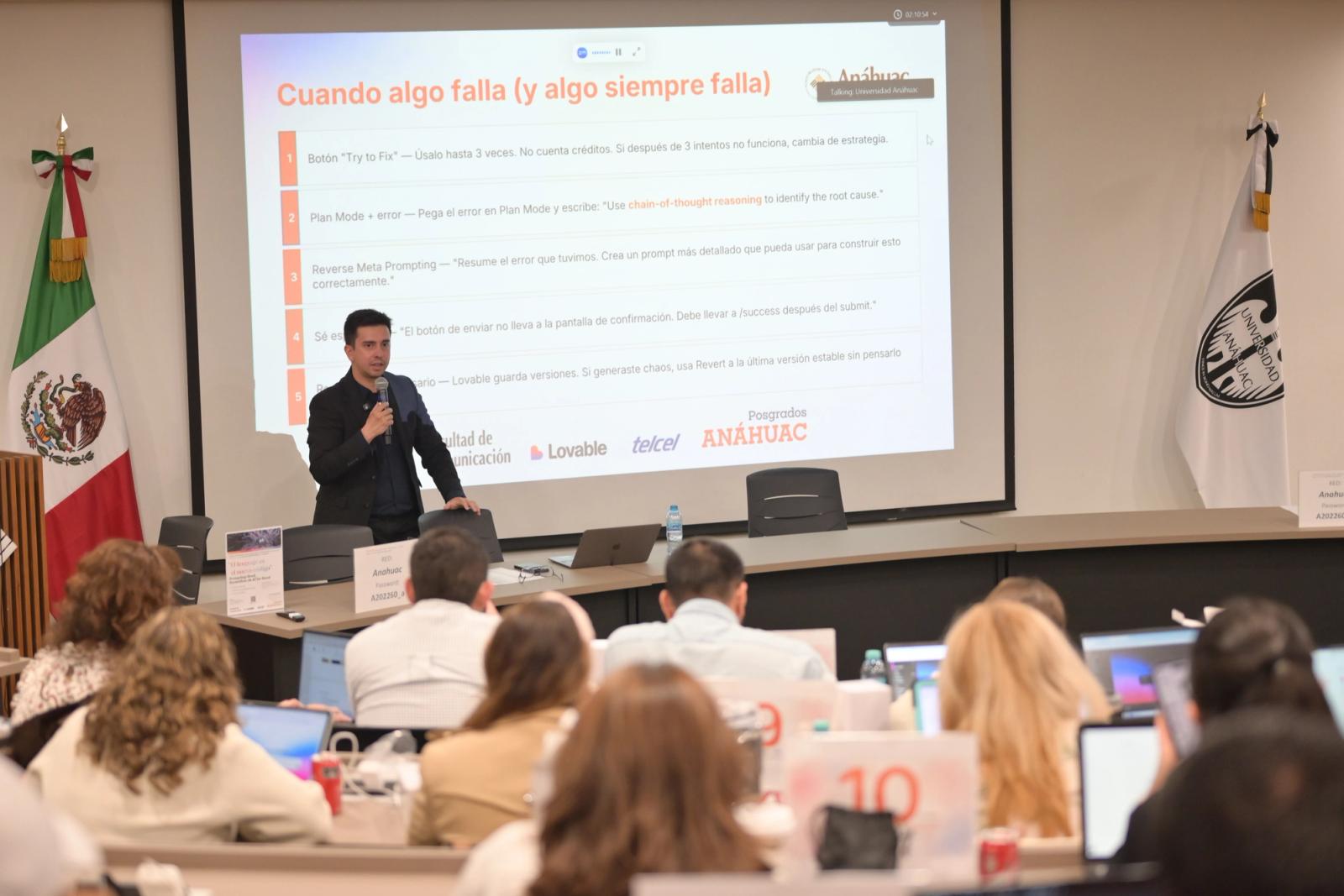 El Dr. Covas explicó a los participantes la dinámica del hackathon. Foto: Eduardo Portas