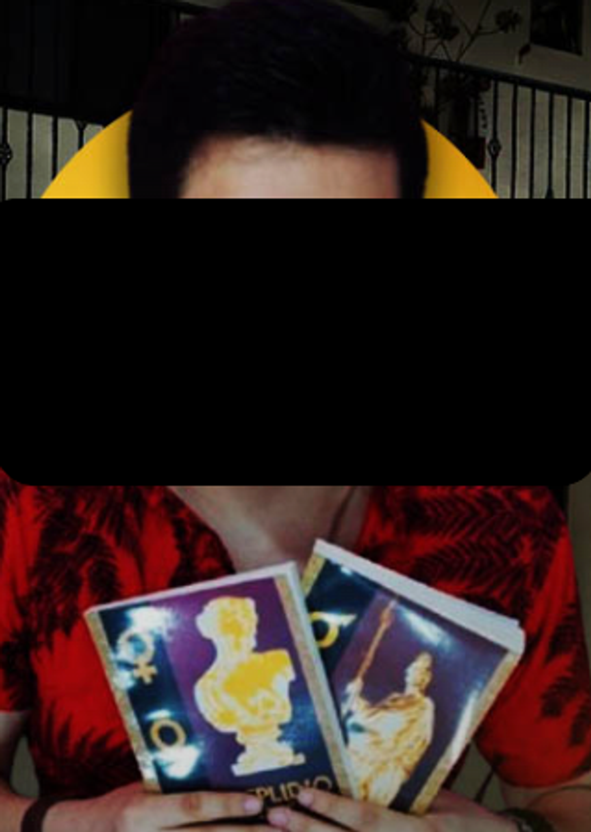 Otra imagen subida a las redes sociales en donde se observa al individuo con libros sobre mitología supuestamente escritos por él. Los documentos fueron dados de baja de las principales plataformas de libros en internet poco después de conocerse los hechos de Teotihuacán. Lo mismo sucedió con la editorial. 