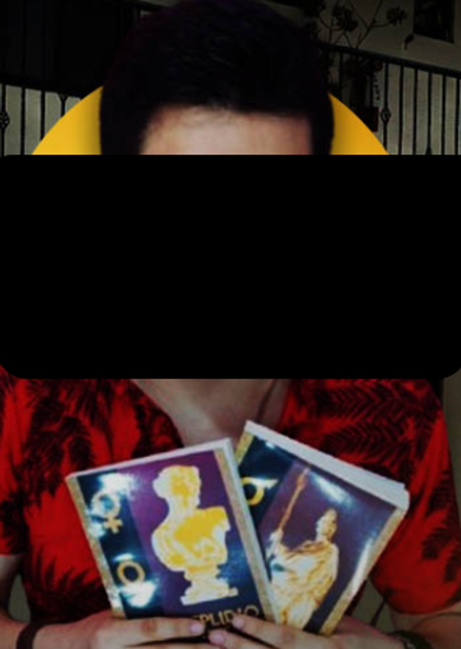 Otra imagen subida a las redes sociales en donde se observa al individuo con libros sobre mitología supuestamente escritos por él. Los documentos fueron dados de baja de las principales plataformas de libros en internet poco después de conocerse los hechos de Teotihuacán. Lo mismo sucedió con la editorial. 