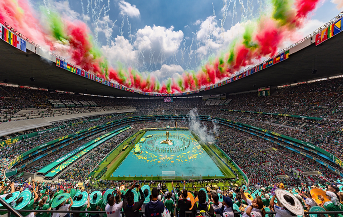 La imagen muestra un Estadio Azteca lleno en partido inaugural de la Selección Mexicana en el Mundial 2026.