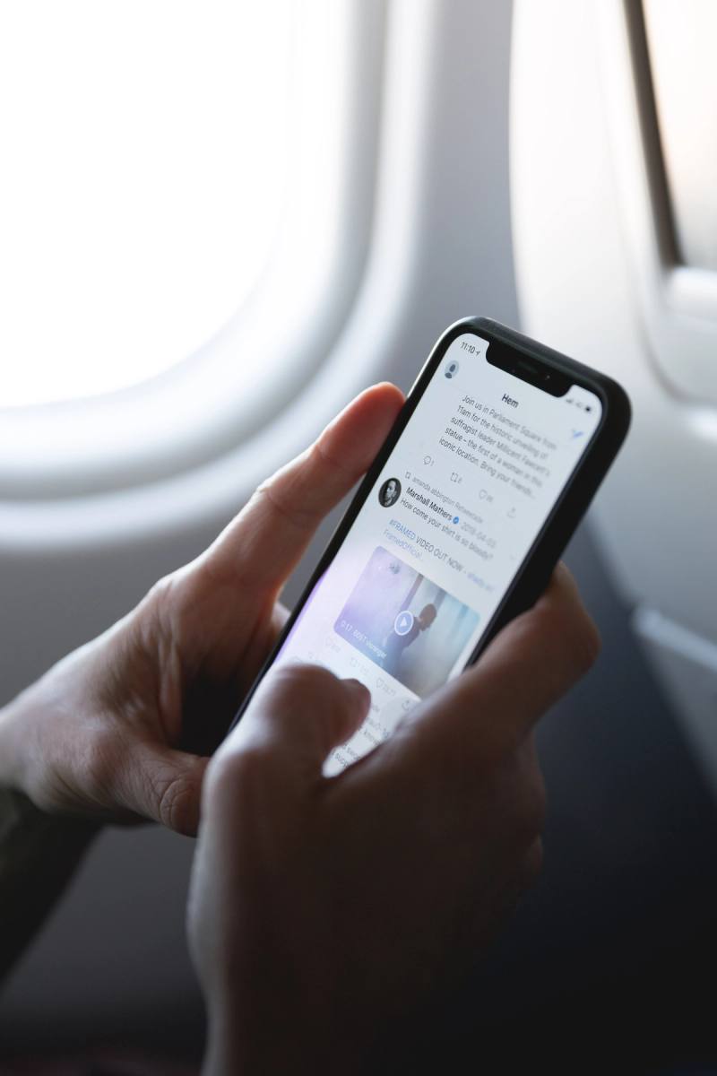Del control remoto al scroll infinito: cómo las redes sociales están reconfigurando el entretenimiento tradicional en México