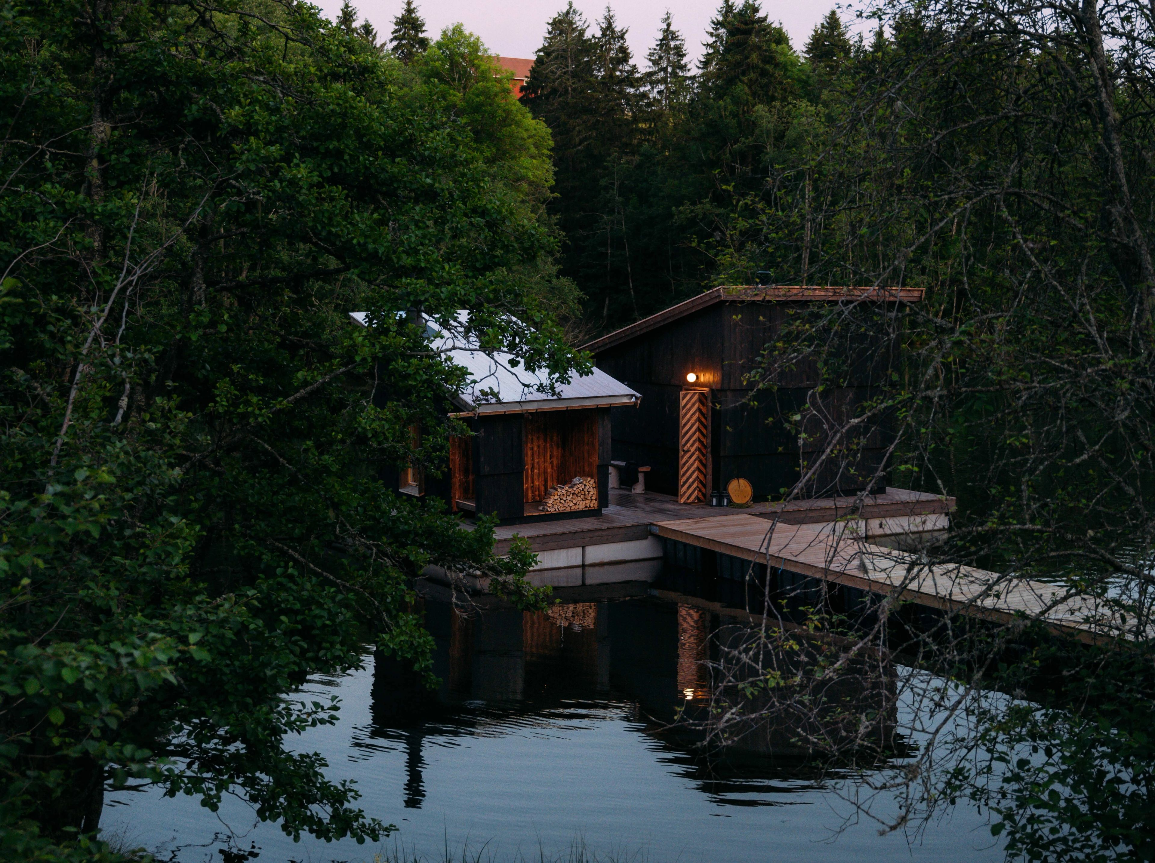 Flytende sauna i dunkel belysning sett fra land