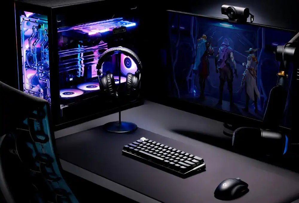 Interior de um PC gamer com refrigeração líquida e ventoinhas iluminadas