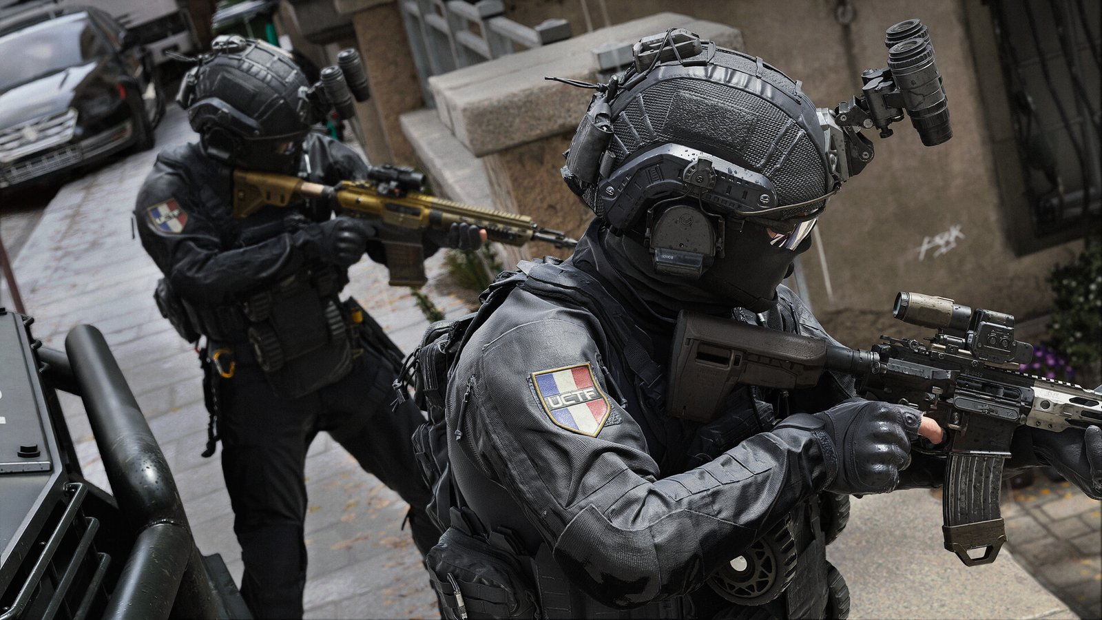 Dois operadores armados avançando por uma rua em Modern Warfare 4
