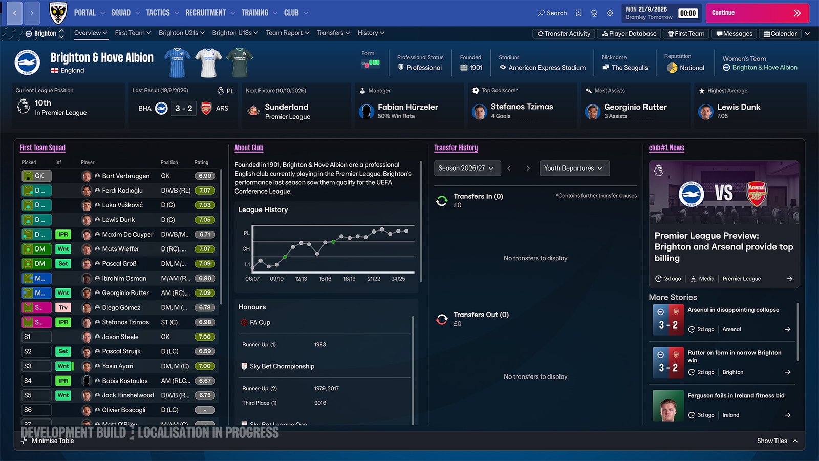 Imagem oficial de Football Manager 27 com telas de elenco e dados do clube