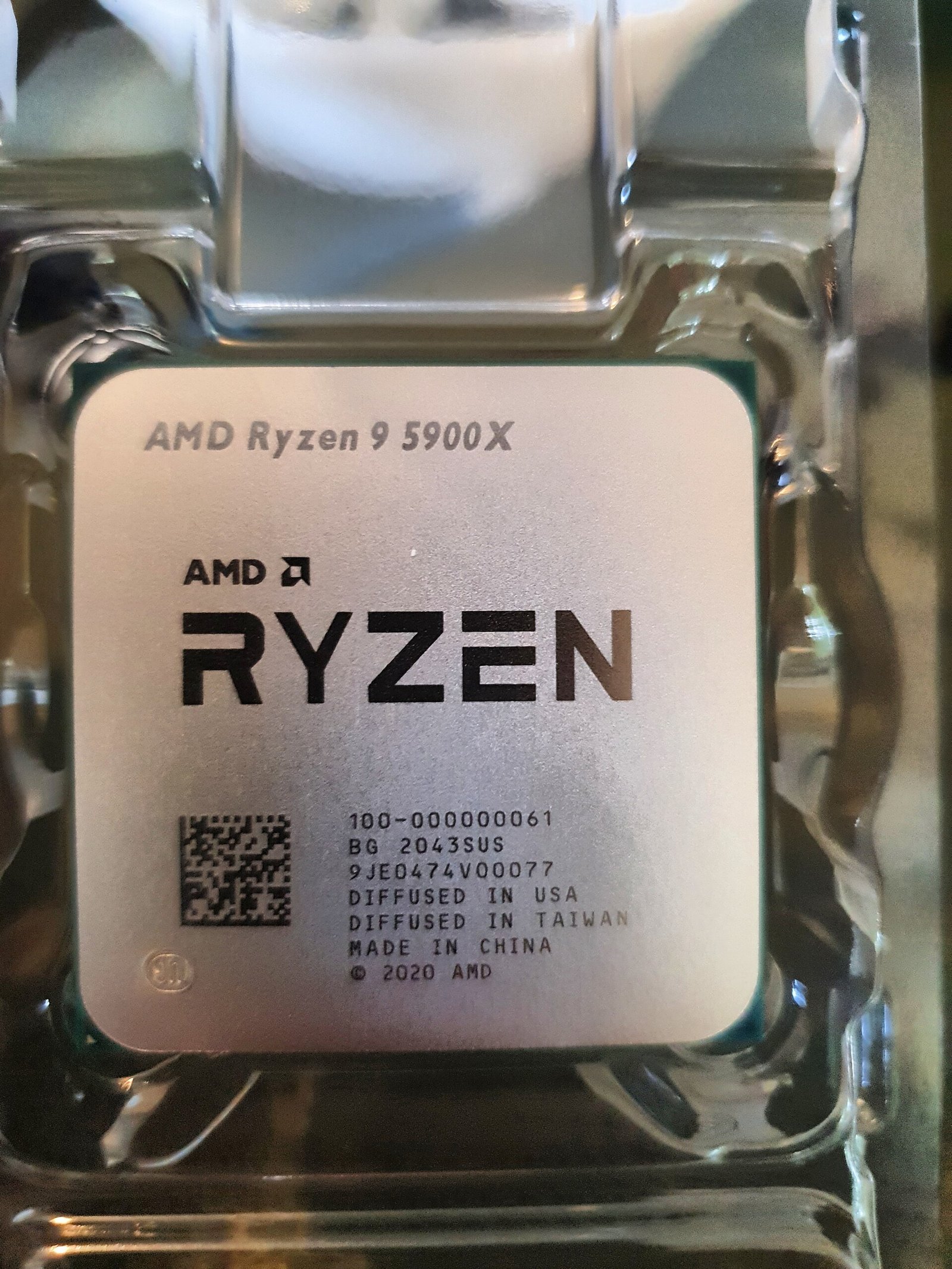 Processador AMD Ryzen 9 5900X visto de cima dentro da embalagem