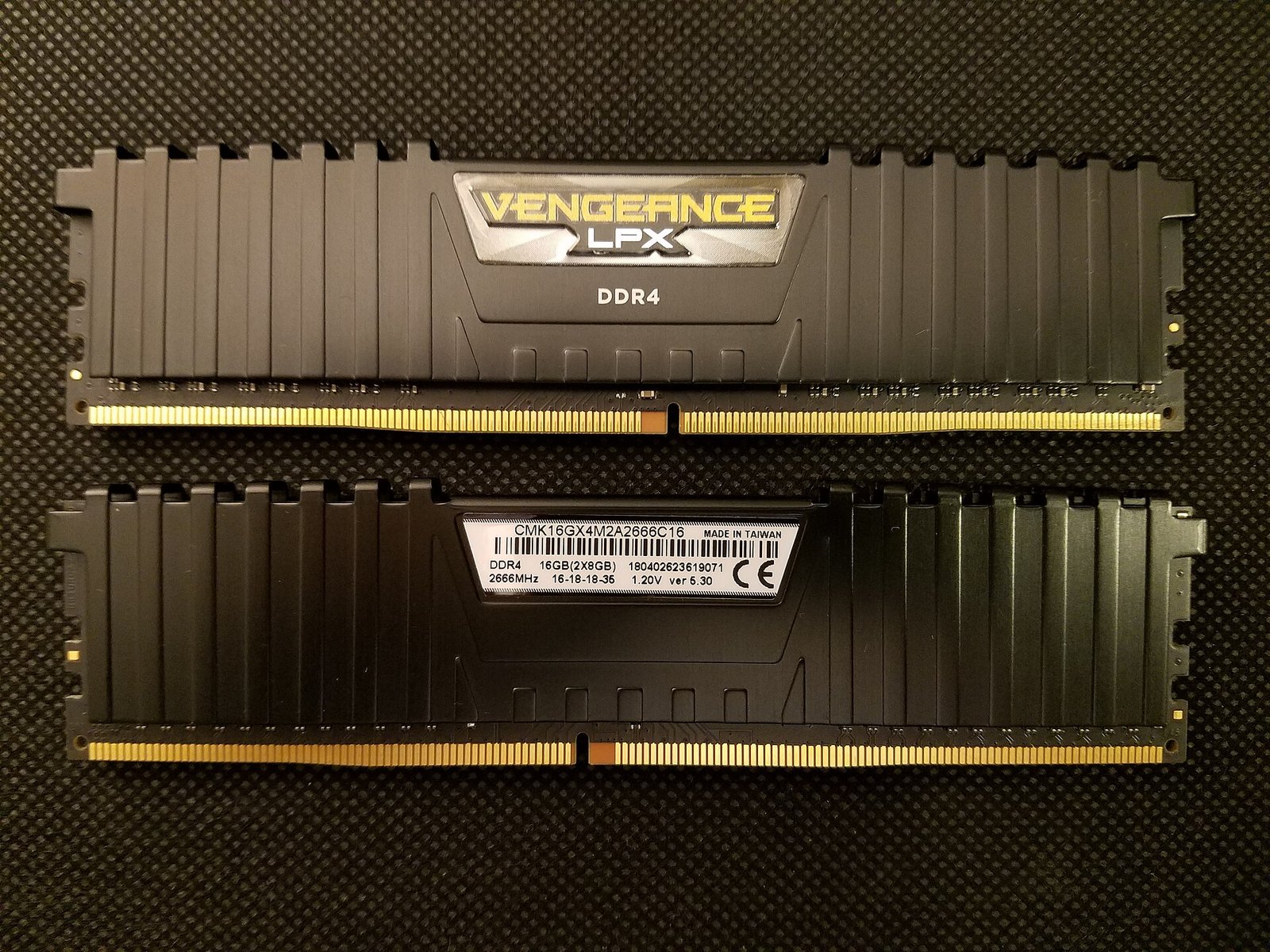 Dois pentes de memória RAM DDR4 Corsair Vengeance LPX