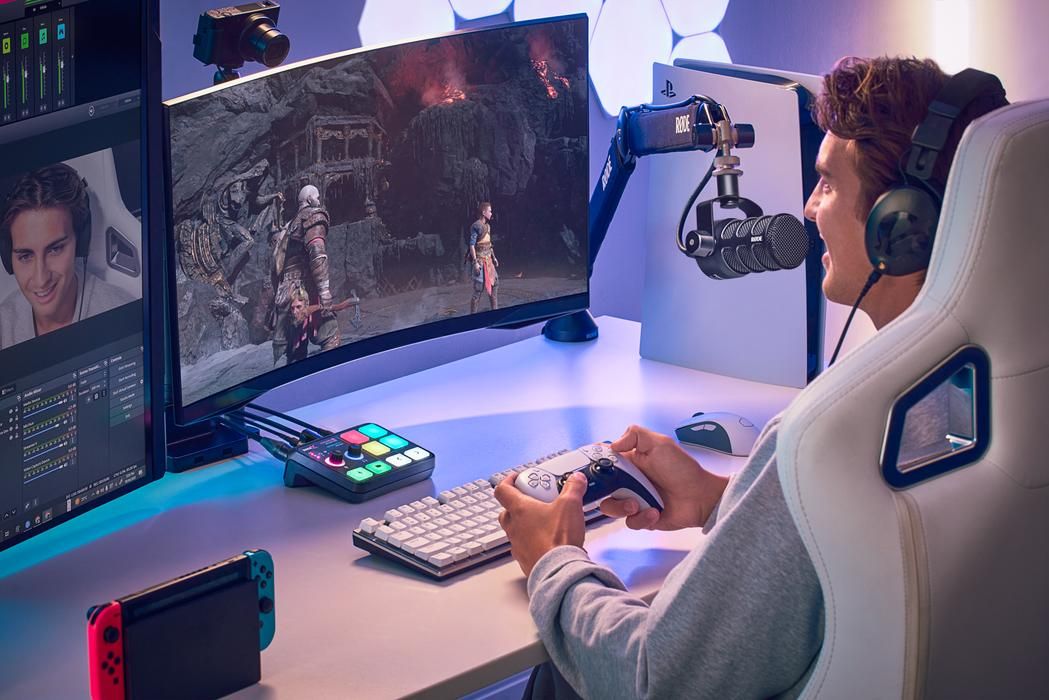 Pessoa jogando no PC enquanto explora formas de ganhar dinheiro com jogos online