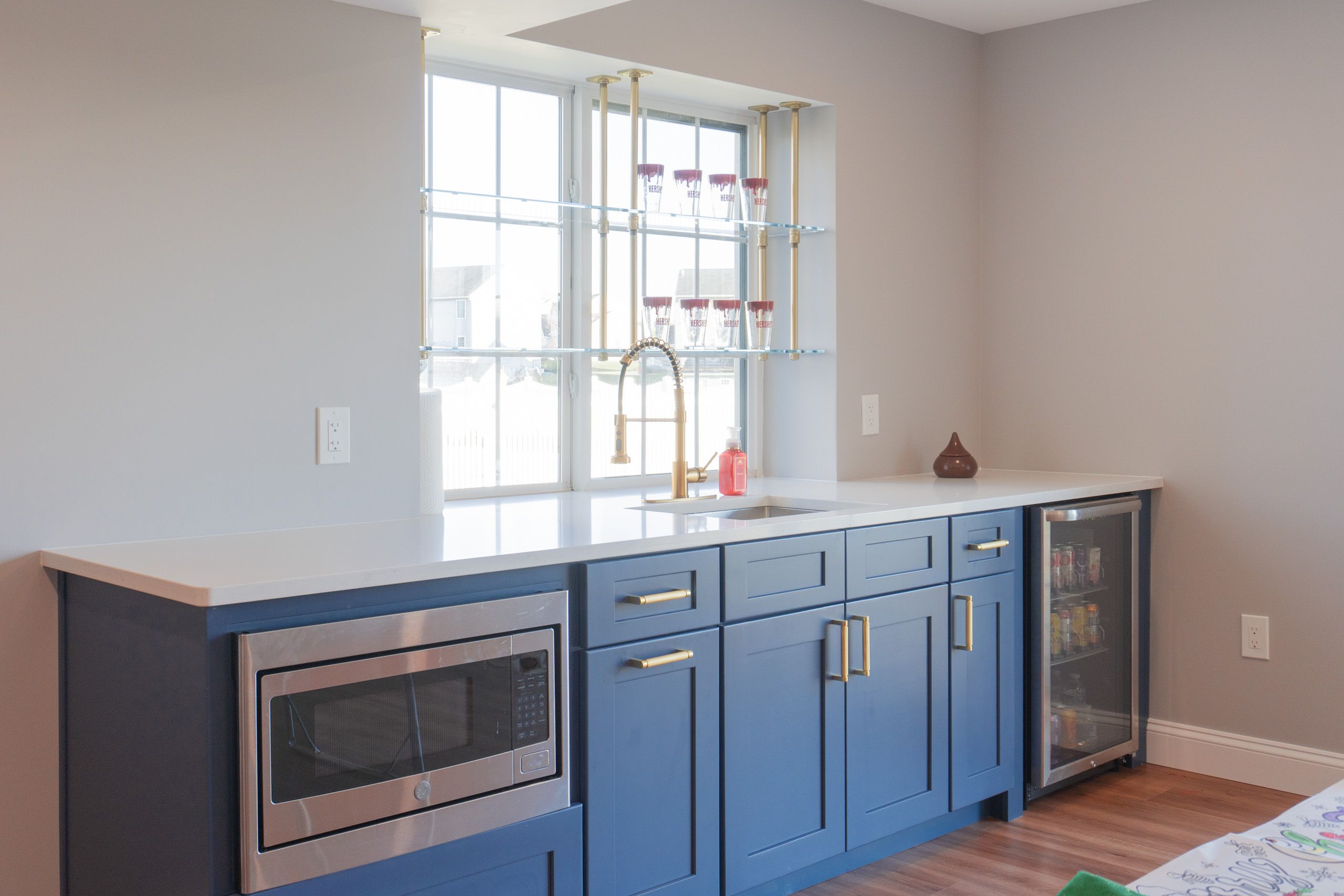 Wet bar with blue cabinets