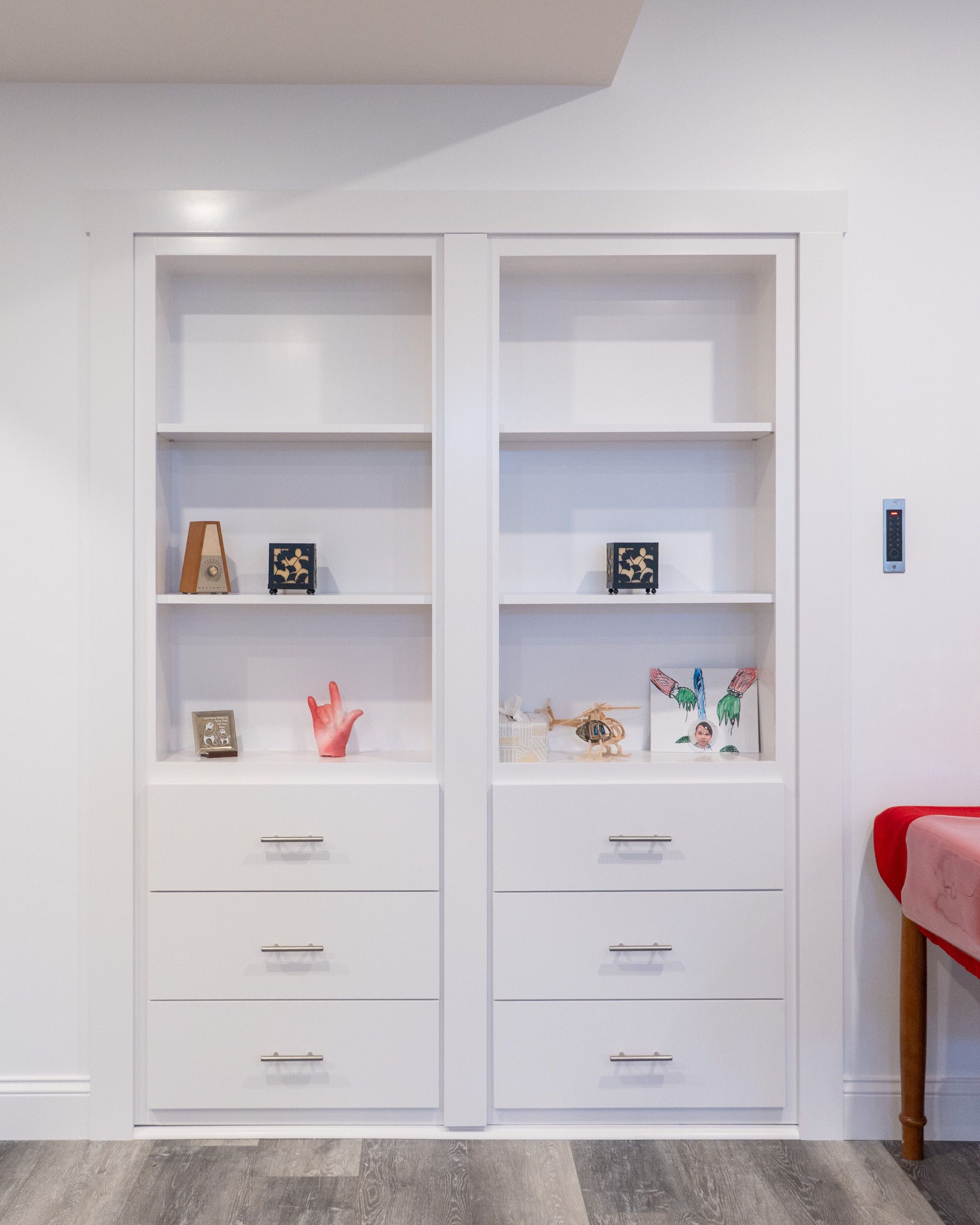 Closed hidden bookshelf door