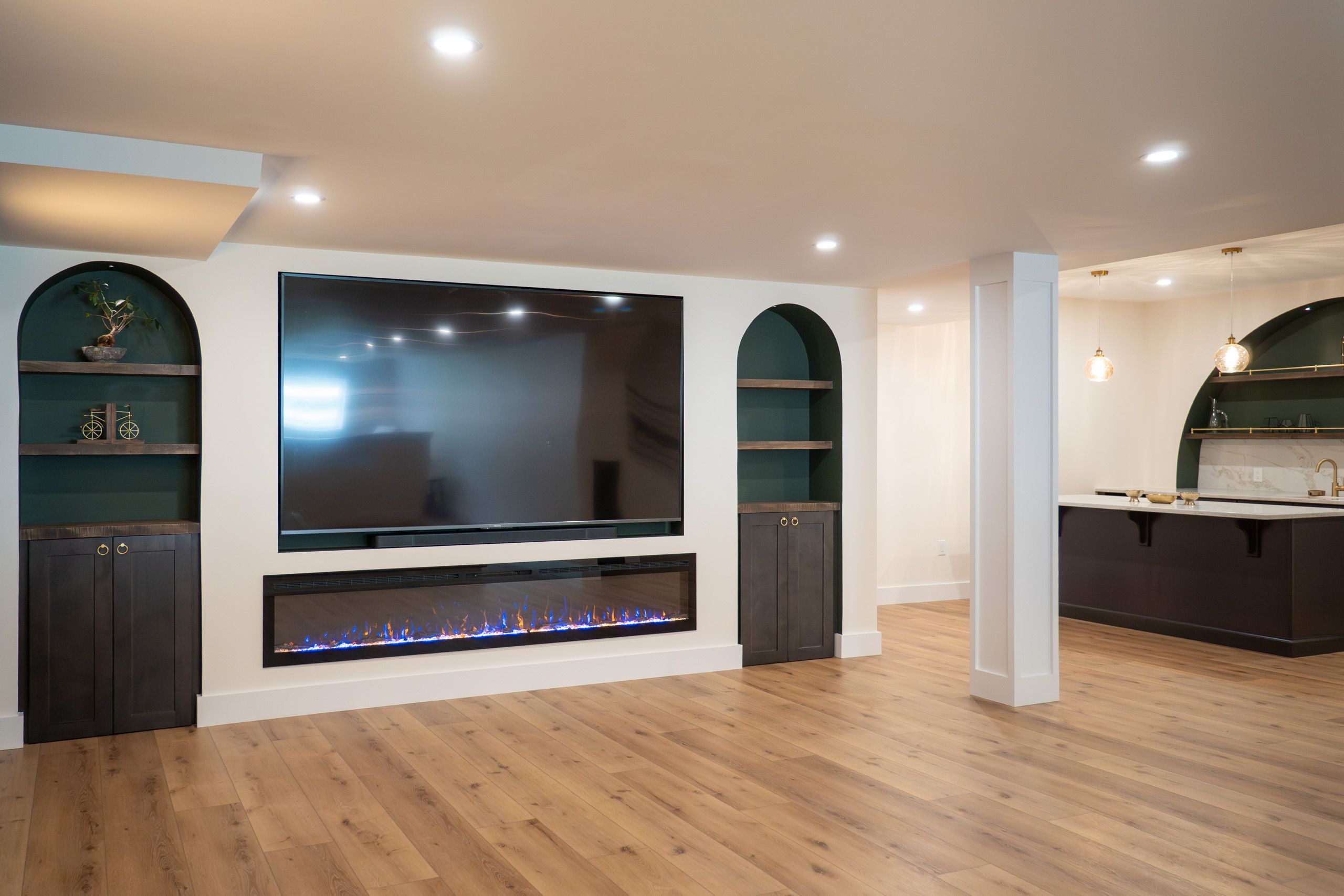 TV wall with fireplace and arches on each side