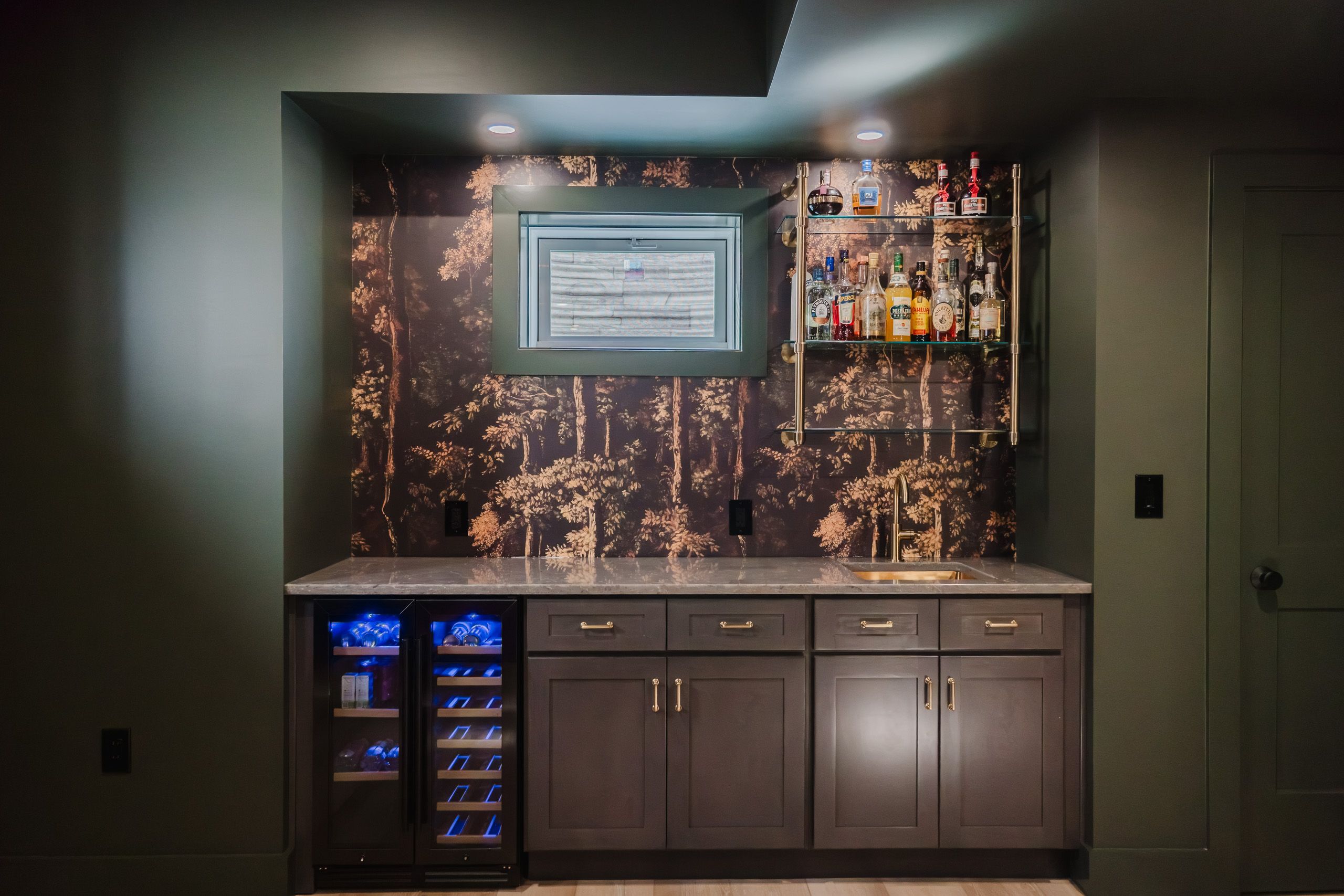 Wet bar with wallpaper back