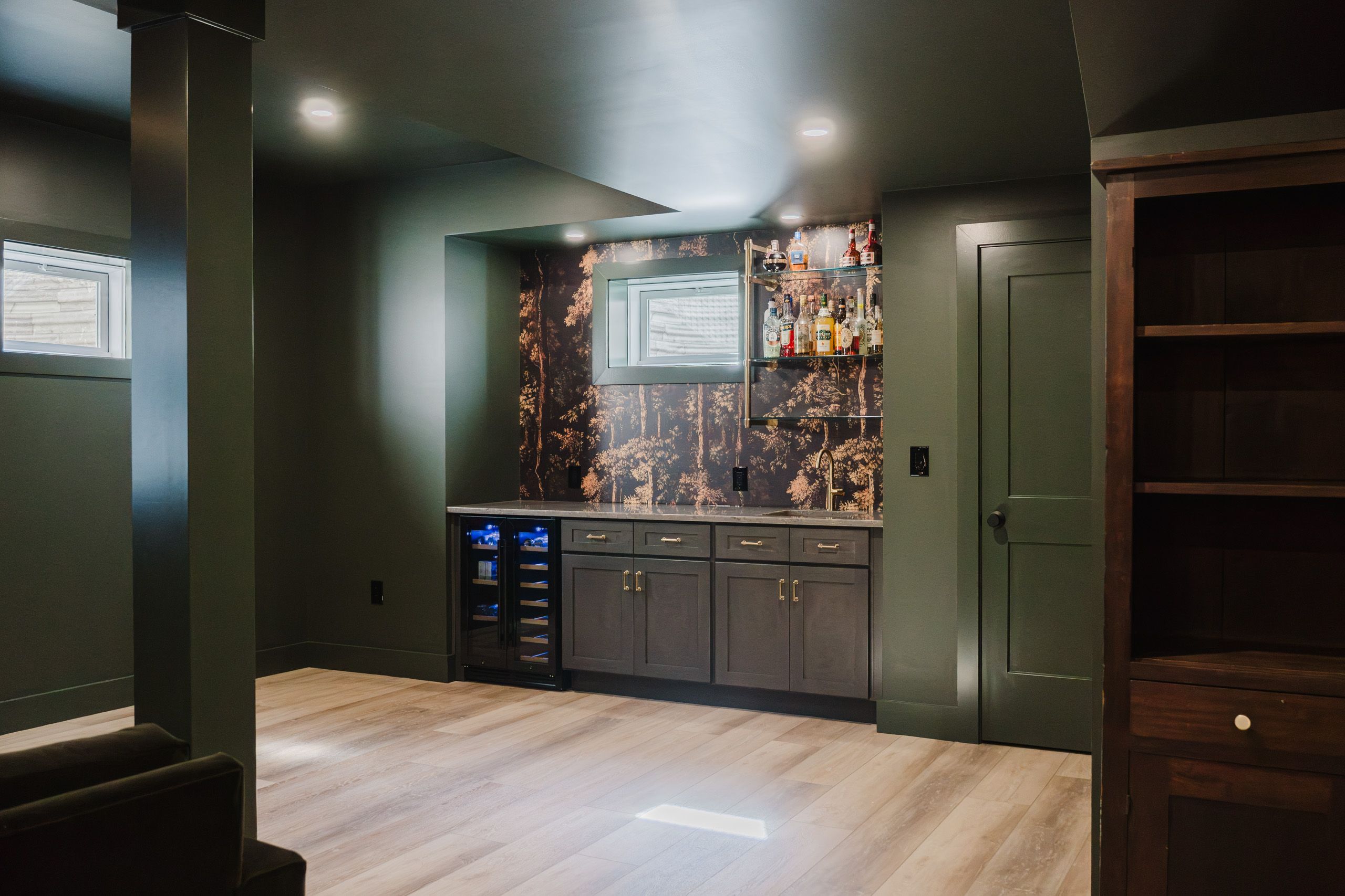 Wet bar with wallpaper back