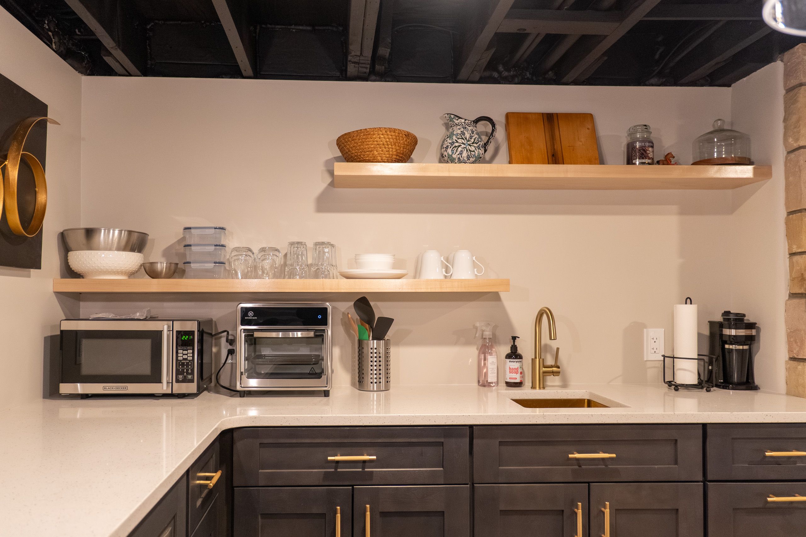 Appliances on wet bar