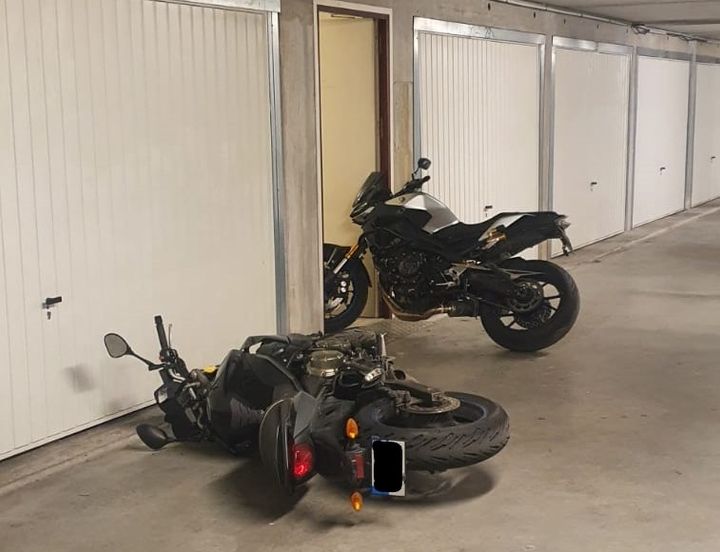 Box aufgebrochen und Motorrad gestohlen, auf den Boden gefallen