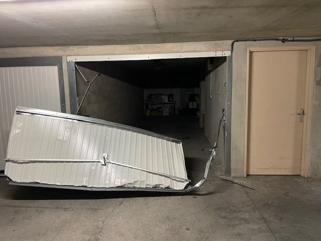 Puerta forzada y robo de moto en un garaje cerrado 