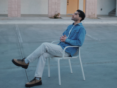 Hudson Thames Wiki portrait showing American actor and voice artist known for animation roles