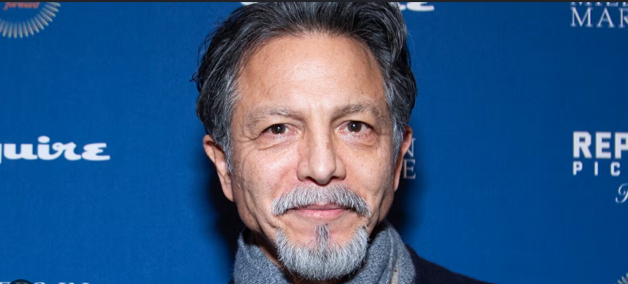 Benjamin Bratt posing at a movie premiere event