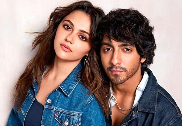 Ahaan Panday posing confidently at the 2026 Zee Cine Awards after winning the Best Debut Actor award.