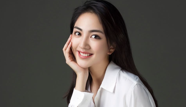 Mei Lin Chen, the rising Singaporean mystery star, captured in a candid and confident moment.