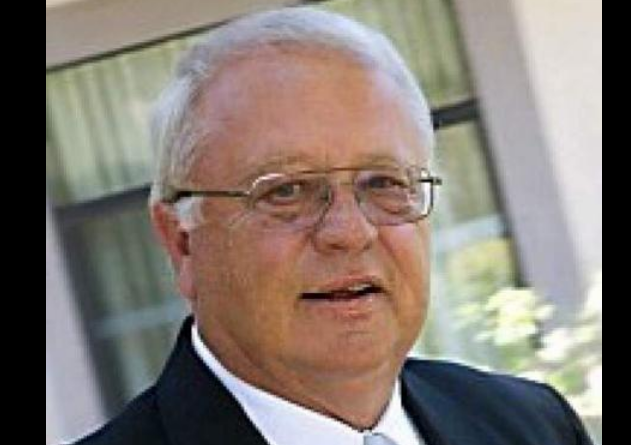A simple and clear portrait photo of business executive Ralph Lynch.