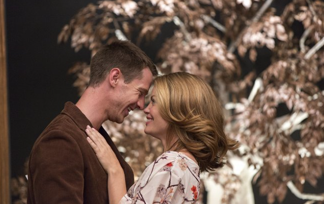 Lauren Kutner smiling during a public appearance with her husband Jason Dohring.
