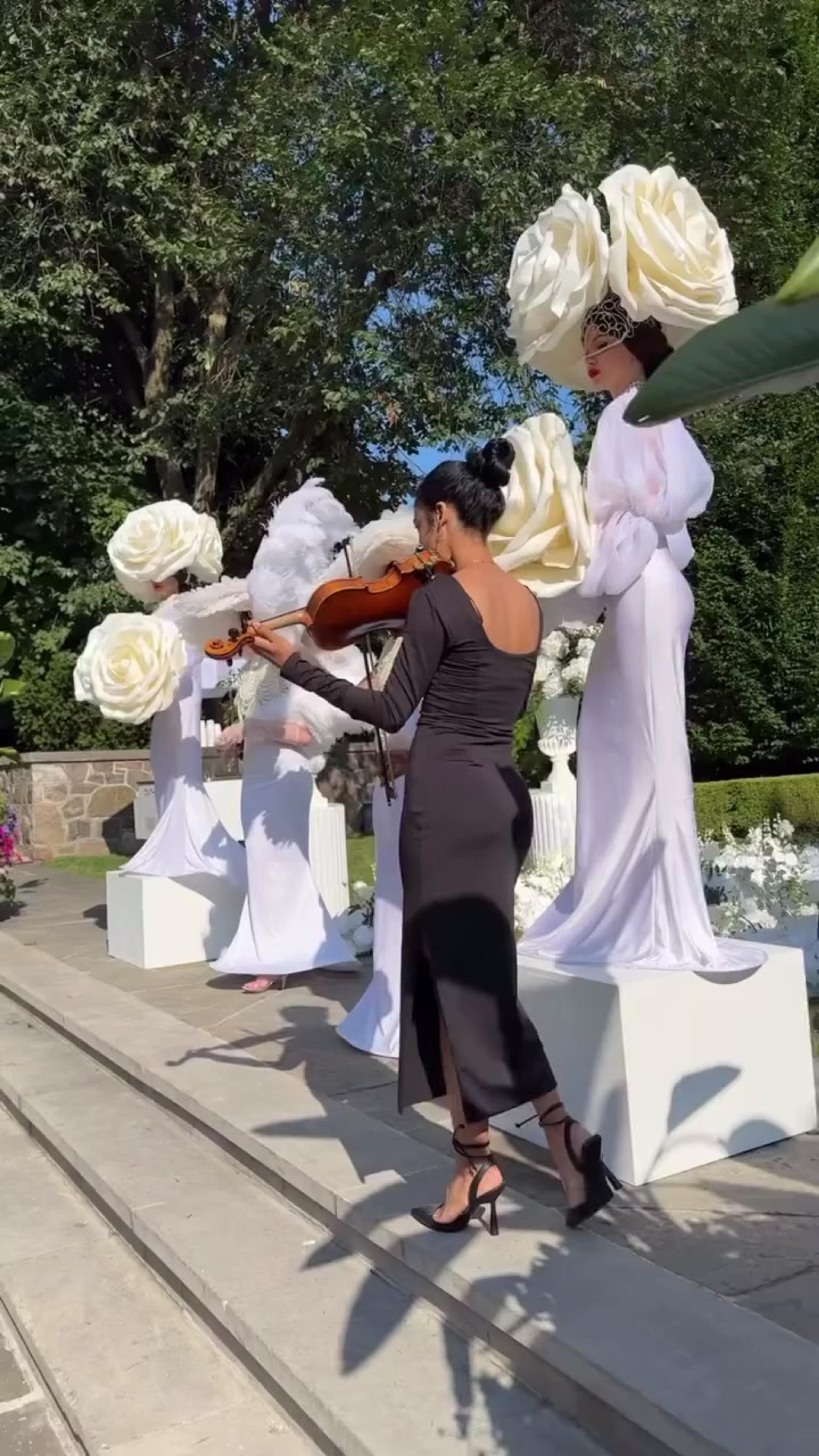 Daniela Olano performing