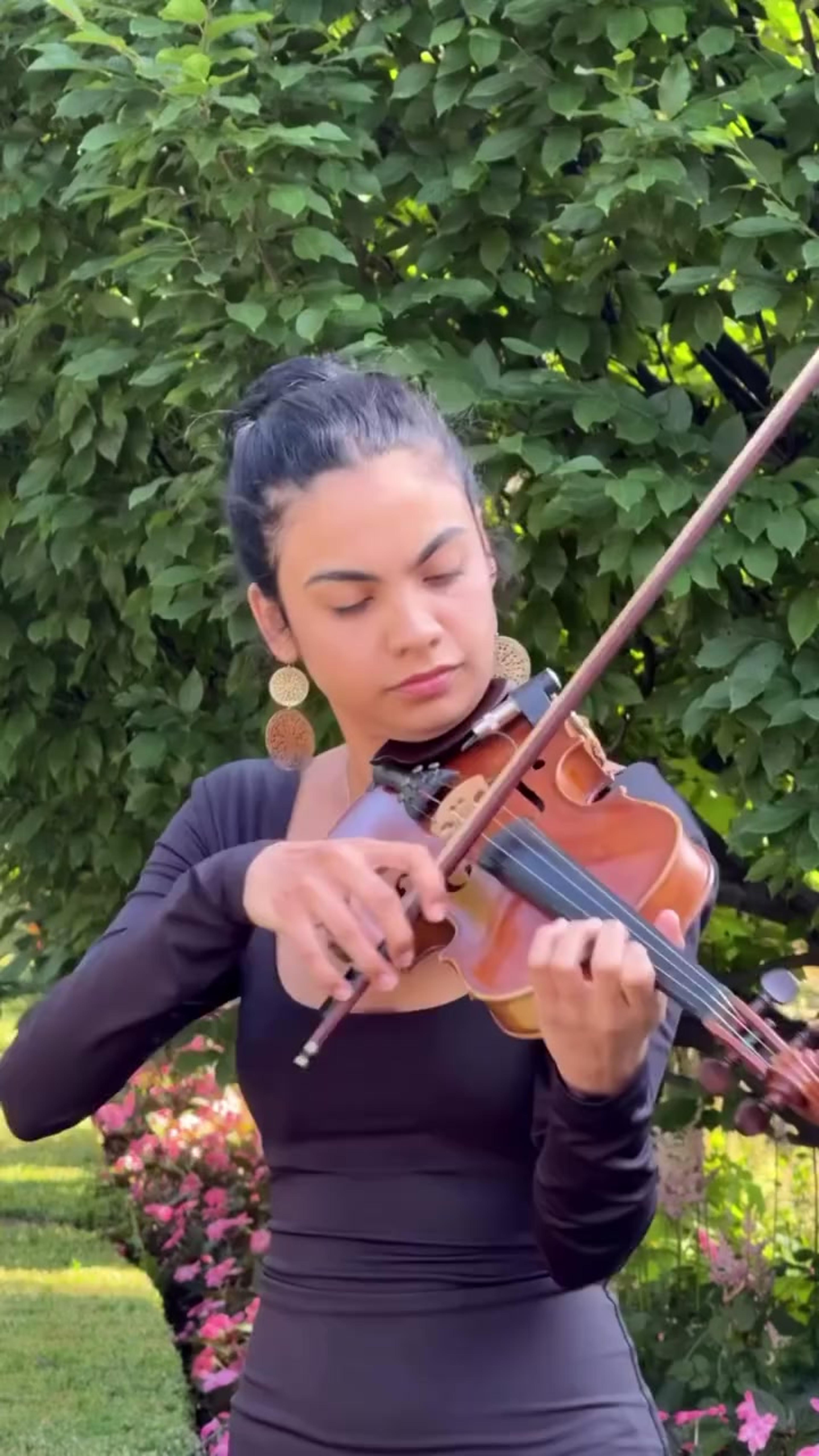 Daniela Olano performing