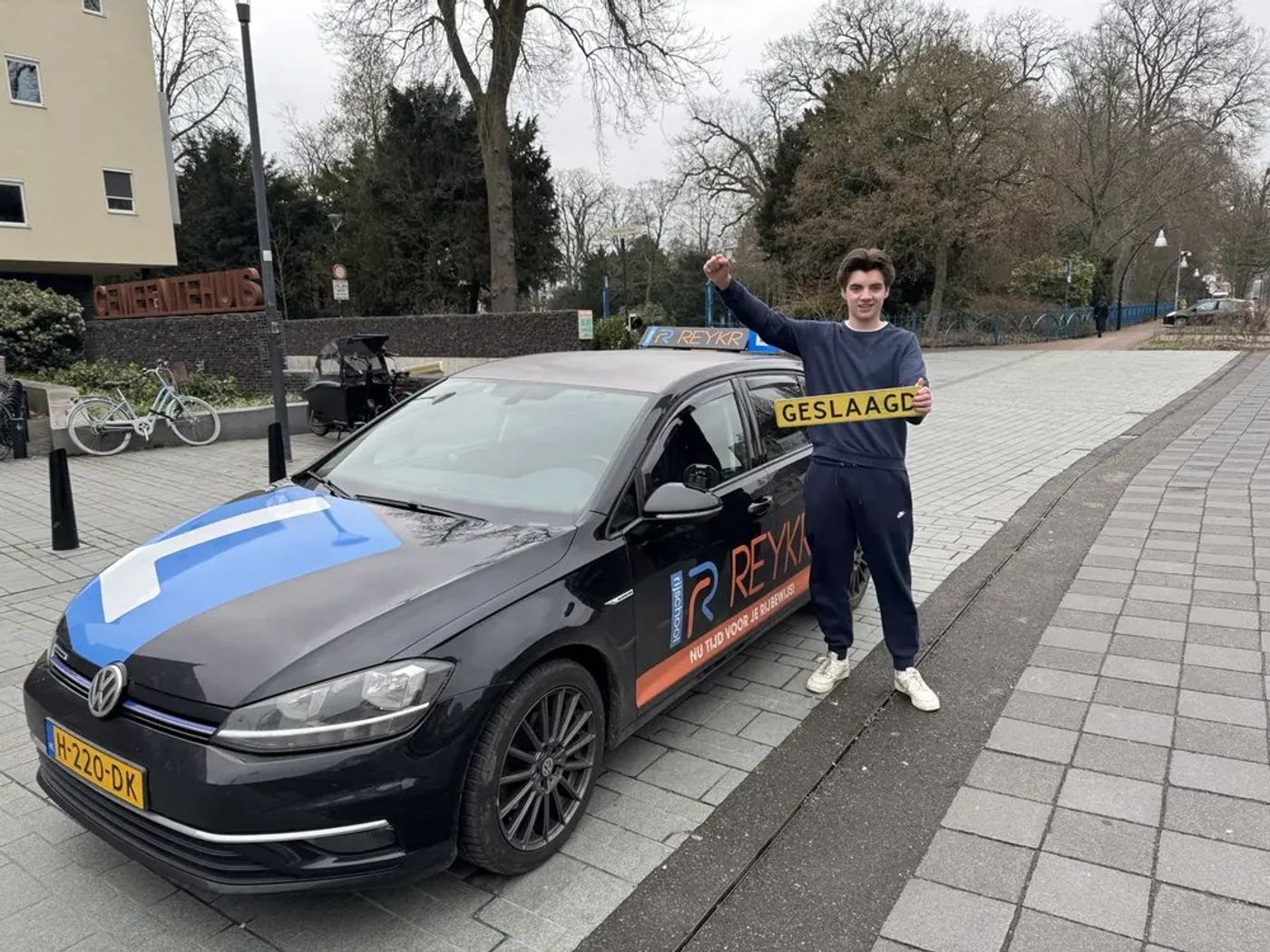 A learner who passed, at the ReykR lesson car