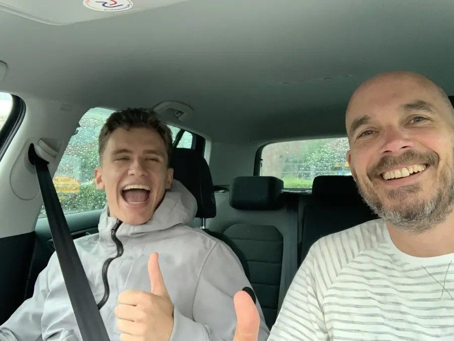 Reynoud met een leerling in de lesauto van ReykR