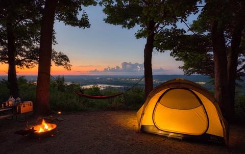 camping med tält och eld i naturen