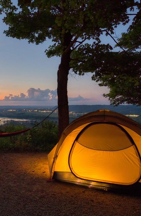 camping med tält och eld i naturen