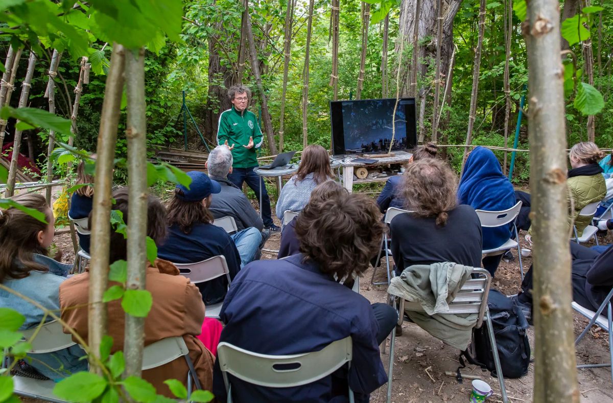 COMMUNITY, BUILDING AND LIVING SHARED ENVIRONMENTS