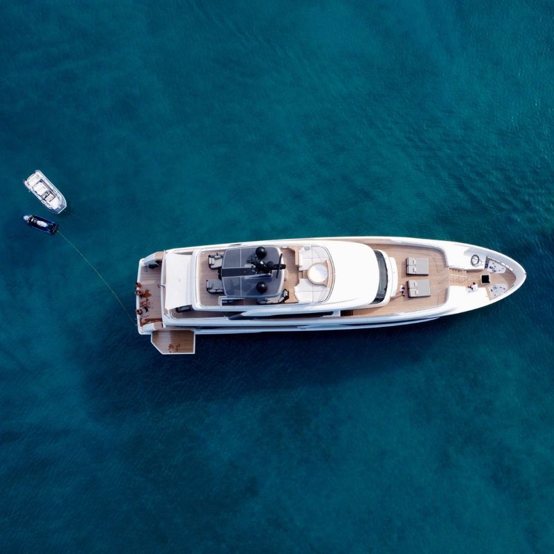 Crewed vs Bareboat Yacht Charters in Greece: Which Is Right for You?