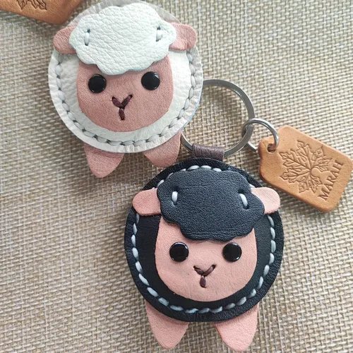 พวงกุญแจหนังดีไซน์รูปแกะสุดน่ารักจากแบรนด์ MARAH