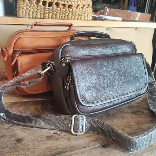 กระเป๋าถือหนังแท้ชามัวส์สีน้ำตาลเข้ม ดีไซน์คลาสสิก พร้อมสายสะพายปรับระดับได้ วางบนพื้นหลังสีขาว - 06